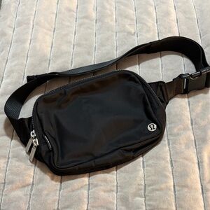 lululemon athletica Everywhere Black Belt Bag L, never used